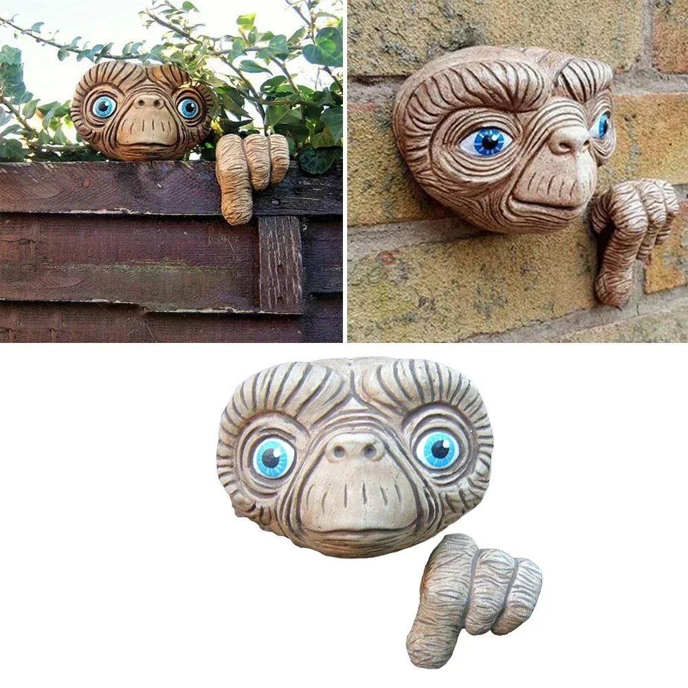 Resin Craft Alien Peeker Statue Yard Art Ornament Garden Fences Door Decoration